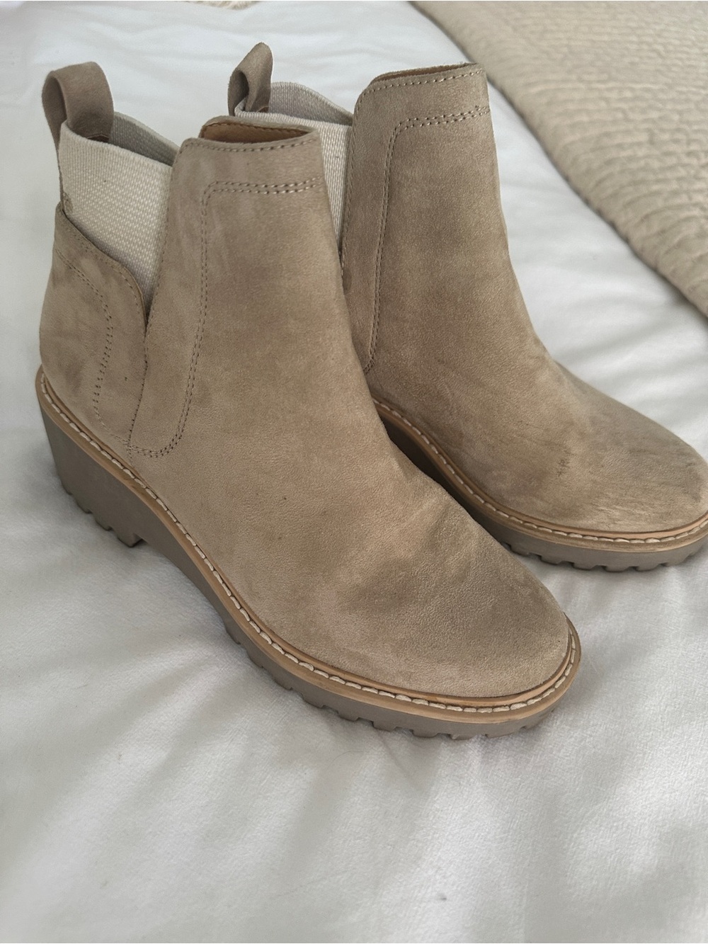Dolce Vita Lt Tan Suede Ankle Boot